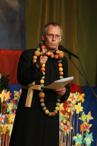 Bild: Können die Gewänder von Wasmer auch außerhalb der Kirche getragen werden?