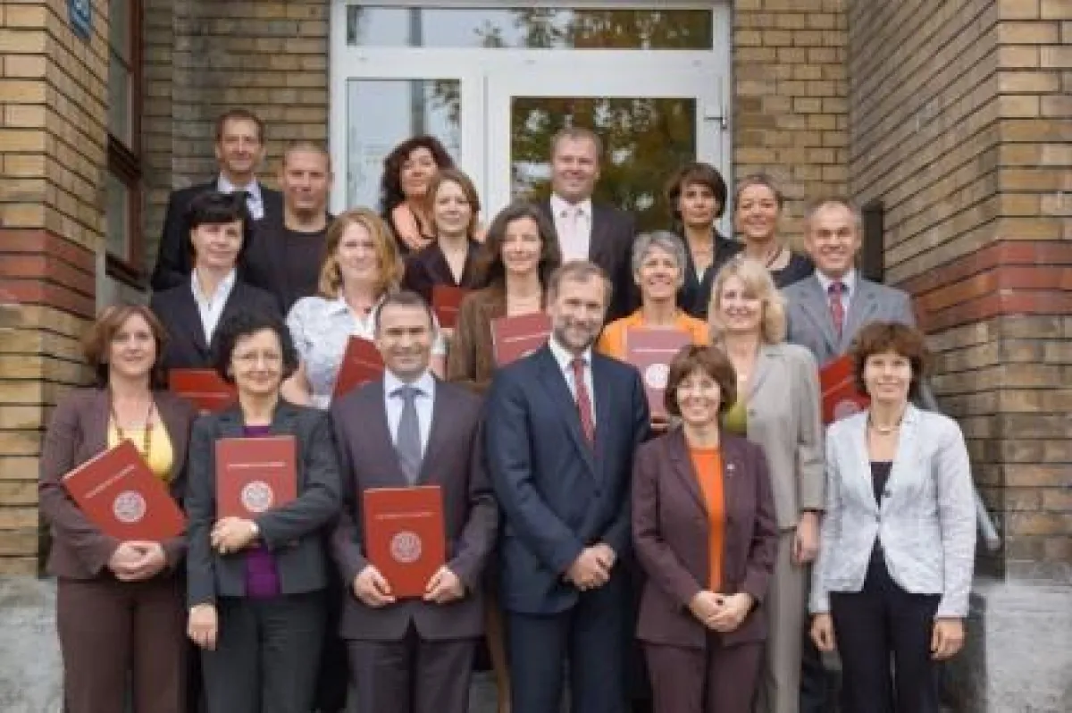 15 Studenten konnten am vergangenen Sonntag ihr Studium zum „akademischen Mentalcoach“ erfolgreich abschließen. Im Bild mit Collegeleiterin Christine Meusburger und Univ.-Prof. Dr. Erich Müller (Unive