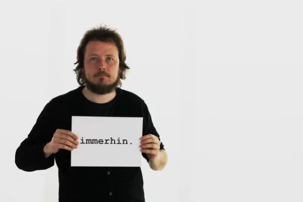 Bild: Berlin-Premiere: Thomas Steierer "metromadrid ist der urbane Dorfdepp" am 22. April 2018 in der Scheinbar