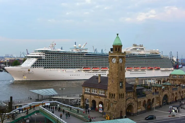 Bild: Regal Princess läuft erstmals Hamburg an