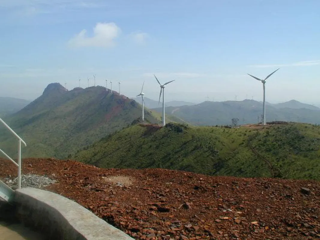 Windpark Indien 1 und Windpark Indien 2.jpg: Das Windkraftprojekt Vani Vilas Sagar in Indien kompensiert den CO2-Ausstoß des Webhosters domainfactory. (Copyright der Bilder: ClimatePartner)