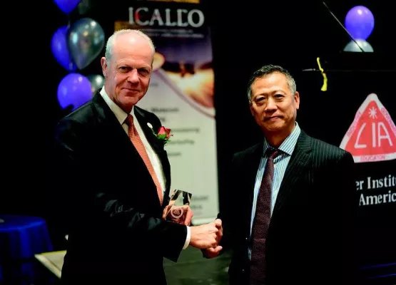 Bild: Im Dienste der Photonik: Prof. Reinhart Poprawe erhält den »Peter M. Baker Leadership Award 2017«