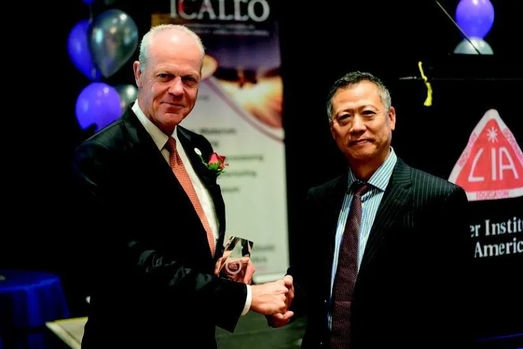 Bild: Im Dienste der Photonik: Prof. Reinhart Poprawe erhält den »Peter M. Baker Leadership Award 2017«