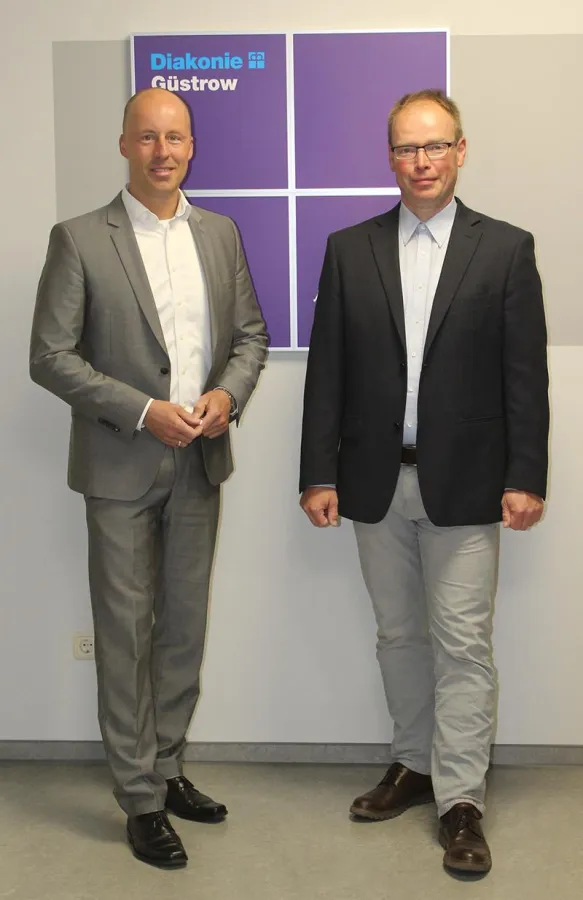 Thomas Müller, Vorstand der WBG Nord, und Christoph Kupke, Vorstand der Diakonie Güstrow e.V.