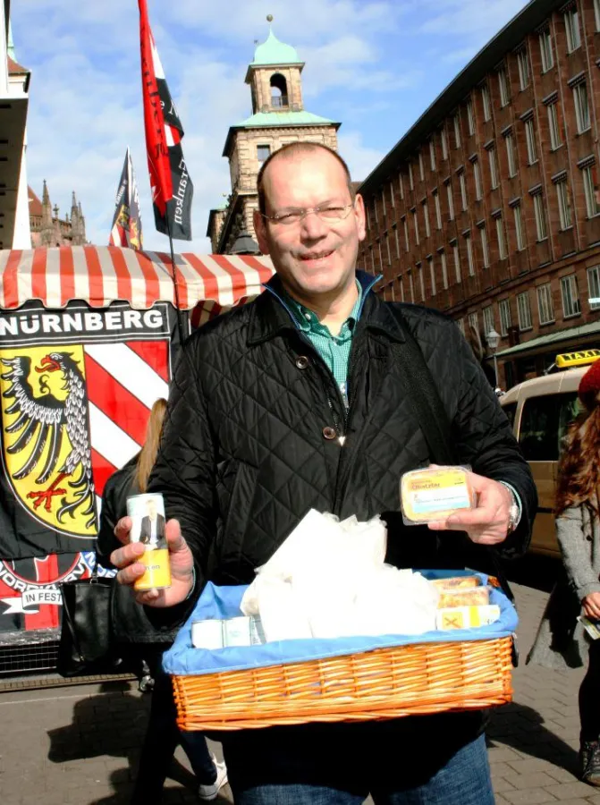 René Carstanjen (FDP) vor dem Nürnberger Rathaus