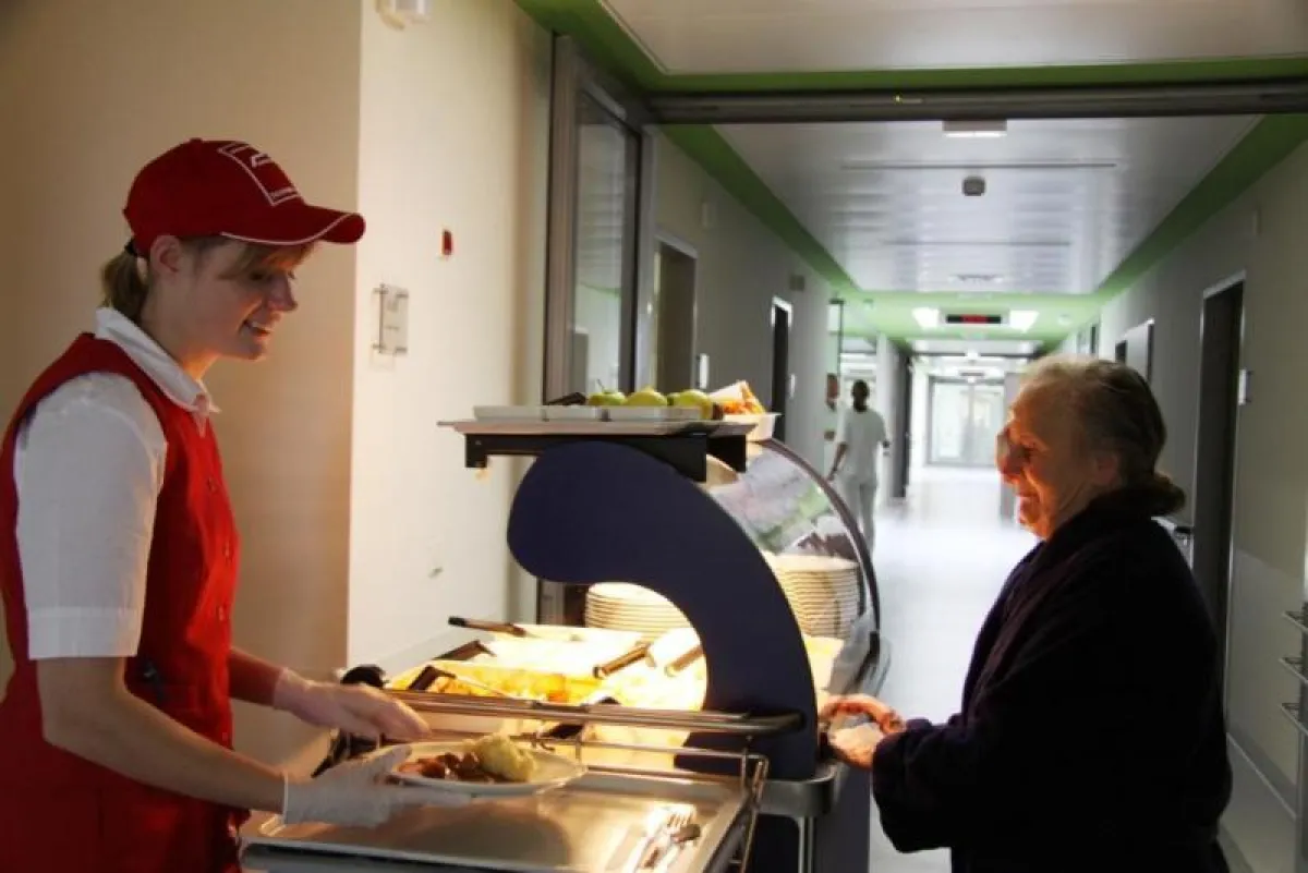 Patienten wählen am mobilen Restaurant ihre Speisen aus