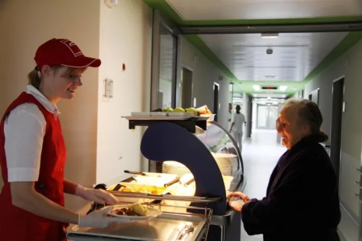 Bild: Mobiles Restaurant versorgt Patienten im Krankenhaus Dresden-Friedrichstadt