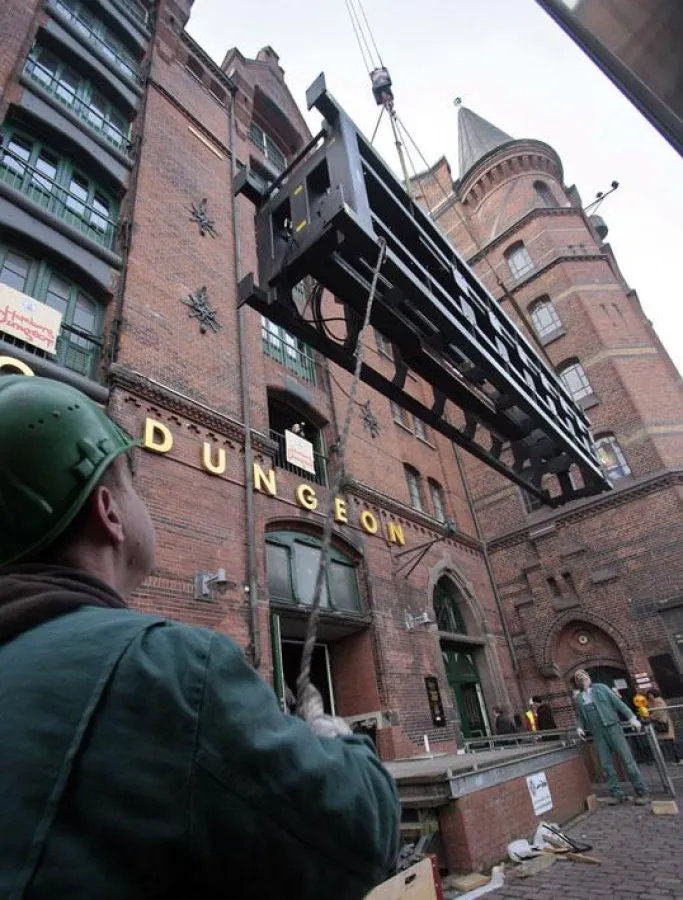 Ankunft des Freifallturms im Hamburg Dungeon