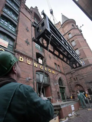 Bild: Gigantischer Schwertransport für neuen Showbereich im Hamburg Dungeon