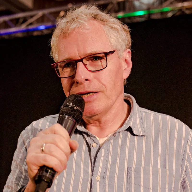 Frank Hampe bei seiner Rede auf dem internationalen Speaker Slam 2019 in Wiesbaden. (© Dominik Pfau)