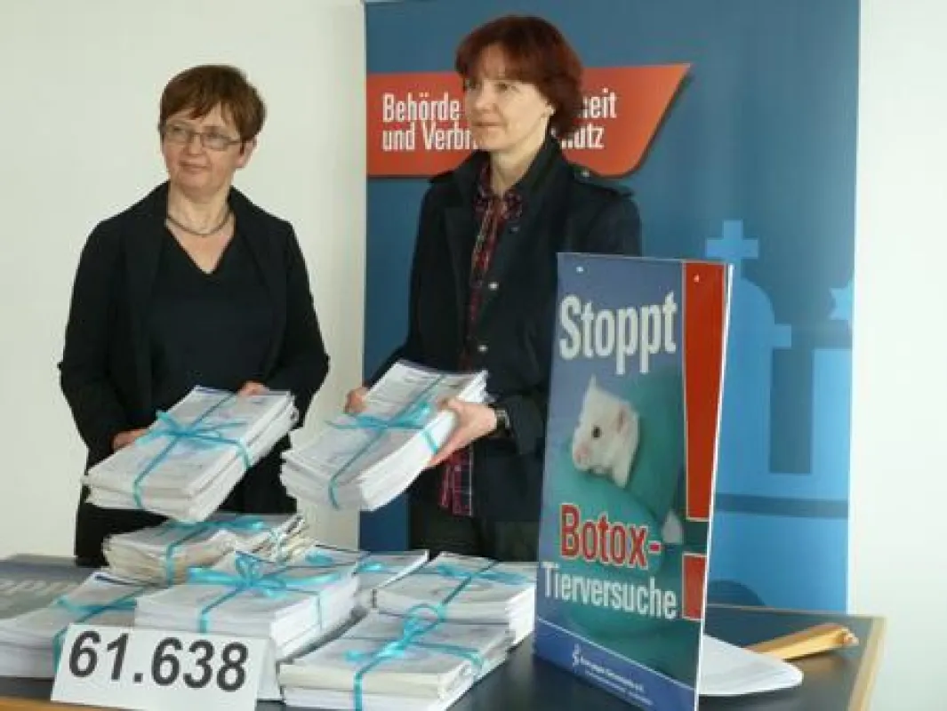 Übergabe von 61.000 Unterschriften gegen Botox-Tierversuche in Hamburg