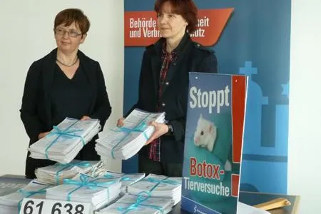61.000 Unterschriften gegen Botox-Tierversuche überreicht Bild: 61.000 Unterschriften gegen Botox-Tierversuche überreicht