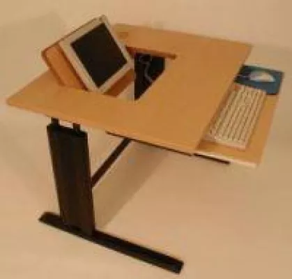 Bild: Versenkte Monitore: Adion liefert PC-Möbel nach neuesten Ergonomieregeln