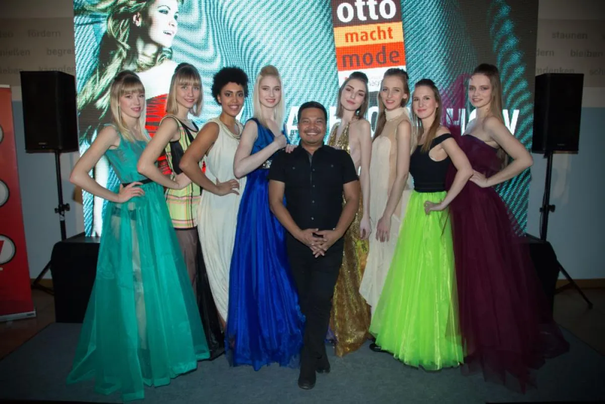 Weerasak Karnchuang mit seinen Models