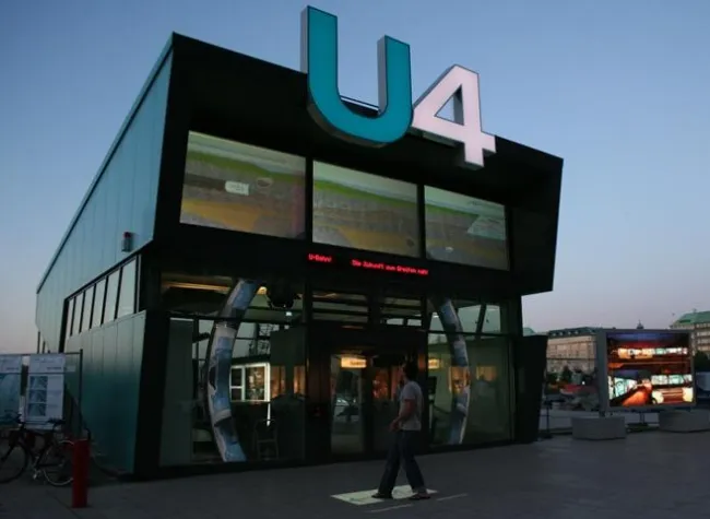 Bild: Baustelle wird zur Schaustelle - Projektionsfolie verwandelt Glasfläche in Multi-Media-Station