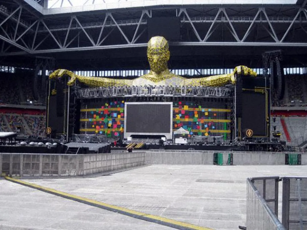 eps liefert Infrastruktur für Take That Tour // im Bild: GIGS Bühnenbarrikaden, Kabelbrücken, Terraplas