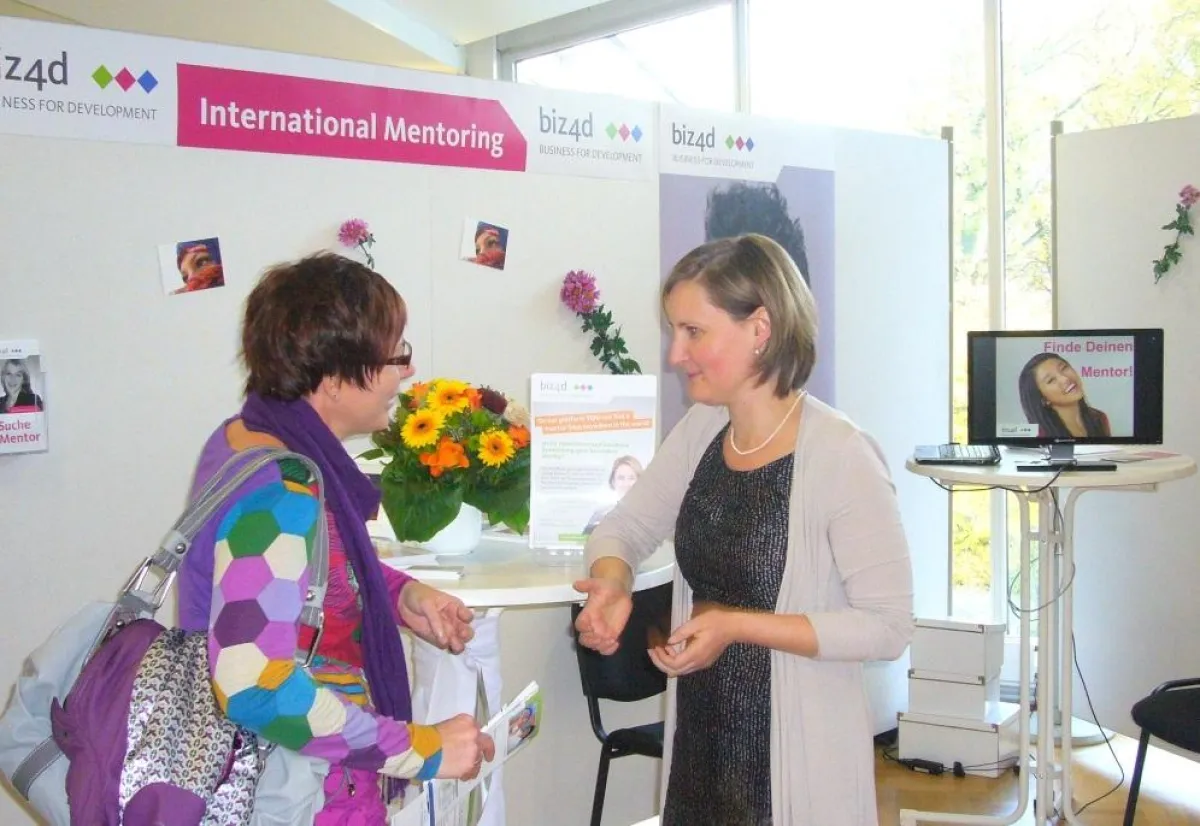 Die Gründerin von biz4d Eleonore Wall (rechts) im Gespräch