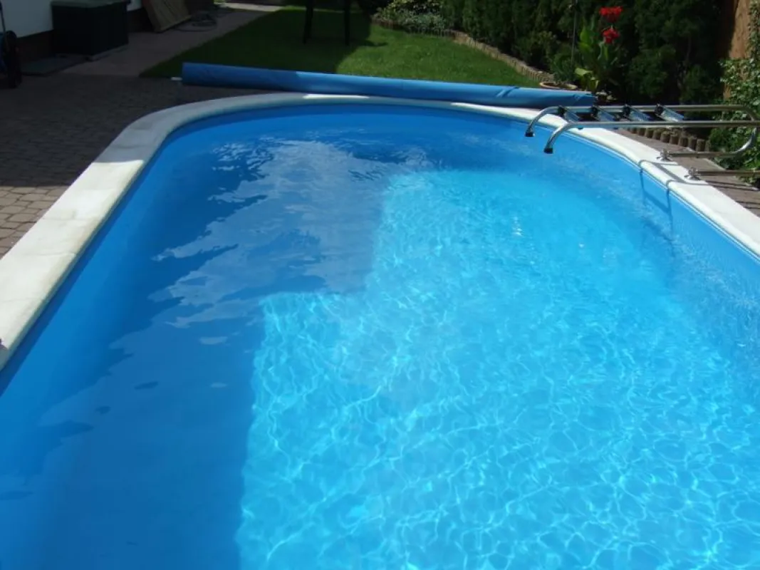 Neue Poolfolie bei Beschädigung in der Pool Folie bzw. Pool Innenhülle mit ESTA Pools & Wellness
