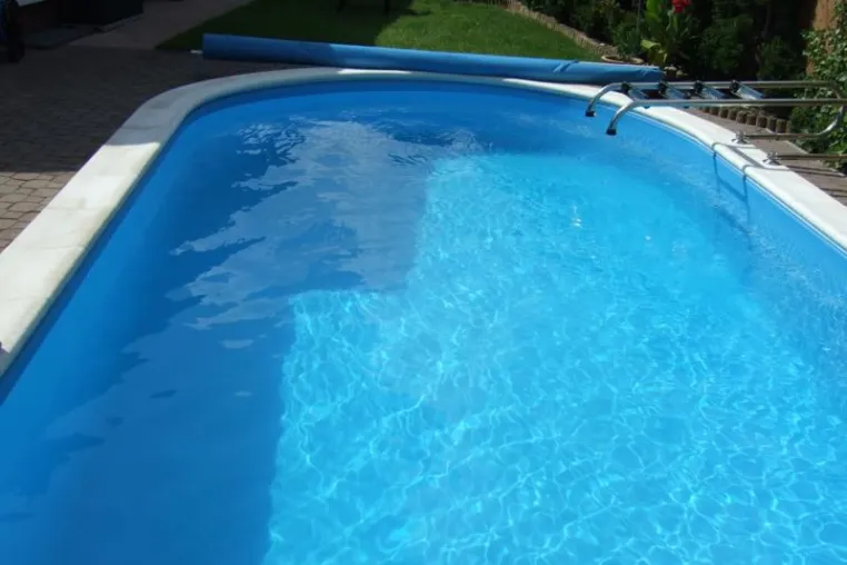 Loch in der Pool Folie - welche Ersatzinnenhülle bzw. Poolfolie wird benötigt? Bild: Loch in der Pool Folie - welche Ersatzinnenhülle bzw. Poolfolie wird benötigt?