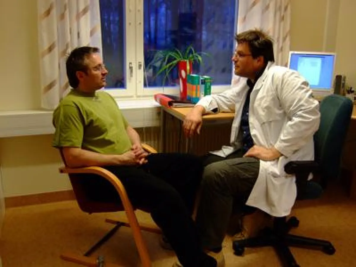 Erfolgreich im Land der Elche: Ralf Nagel (rechts) im Patientengespräch