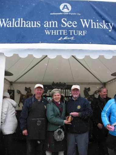 Bild: Smallest Whisky Bar on earth zum dritten Mal beim White Turf in St. Moritz