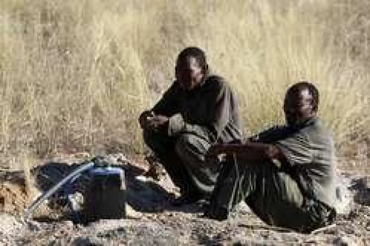 Zwei Männer aus Kikoa warten an dem Brunnen in Mothomelo auf Wasser. © Vox United/Survival