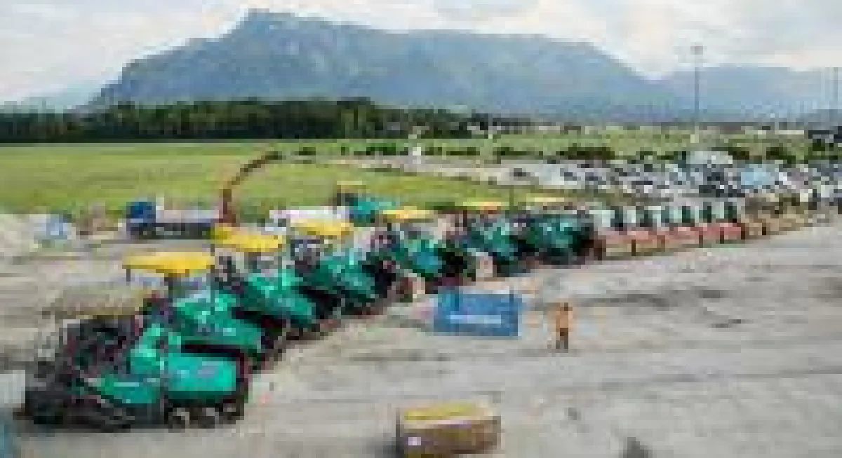 Asphaltfertiger beim Asphaltieren der Start-/Landebahnen am Flughafen Salzburg. Bild: chris-hofer.com