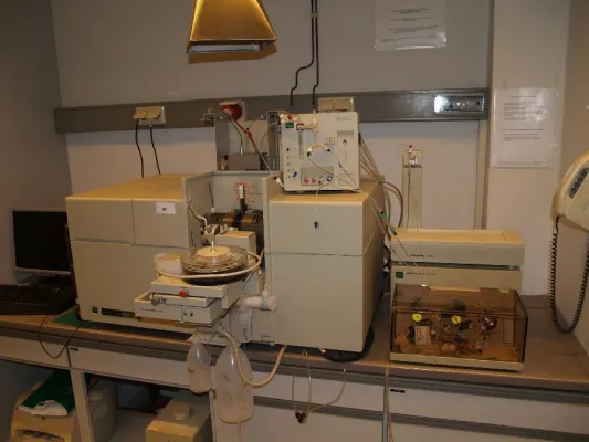 Bild: Große Versteigerung von Laborutensilien