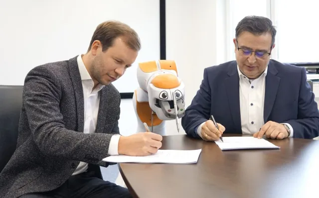 Bild: F&P Robotics und Ostertag DeTeWe besiegeln Partnerschaft: Assistenzroboter "Lio" rollt auf den deutschen Markt