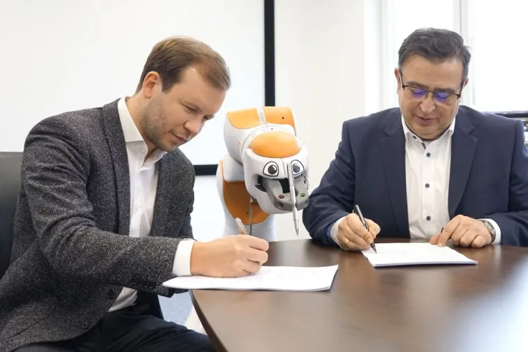 F&P Robotics und Ostertag DeTeWe besiegeln Partnerschaft: Assistenzroboter "Lio" rollt auf den deutschen Markt Bild: F&P Robotics und Ostertag DeTeWe besiegeln Partnerschaft: Assistenzroboter "Lio" rollt auf den deutschen Markt