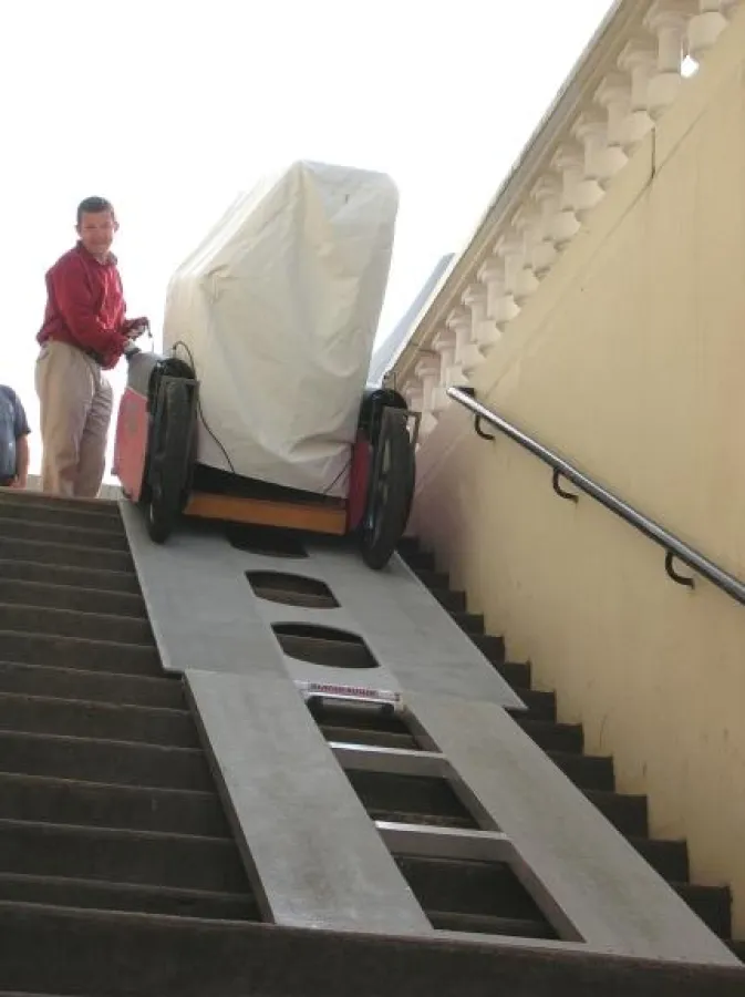 Die Transporthilfe Klavier-Roller reduziert Transportkosten, schützt den Flügel  und schont den Rücken.