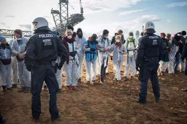 Bild: Aktivist*innen fordern sofortigen Kohleausstieg für Klimagerechtigkeit