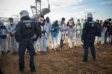 Bild: Aktivist*innen fordern sofortigen Kohleausstieg für Klimagerechtigkeit