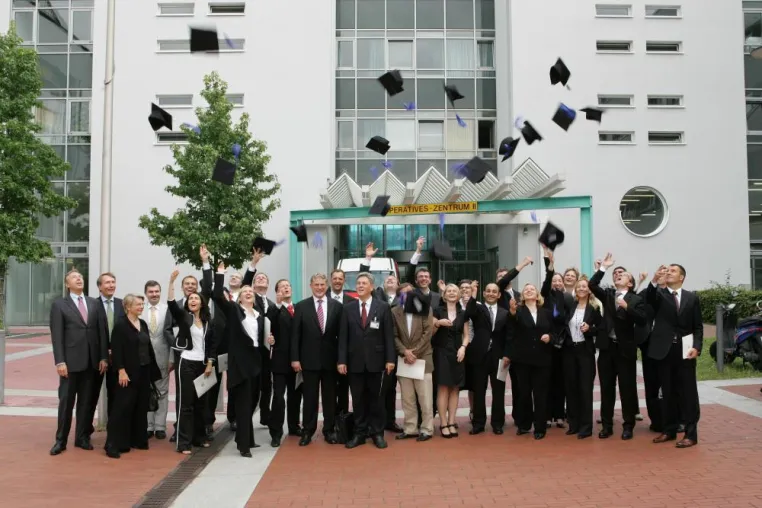 Bild: UDE: Erster Absolventenjahrgang des Masterstudiengangs Pharmaceutical Medicine