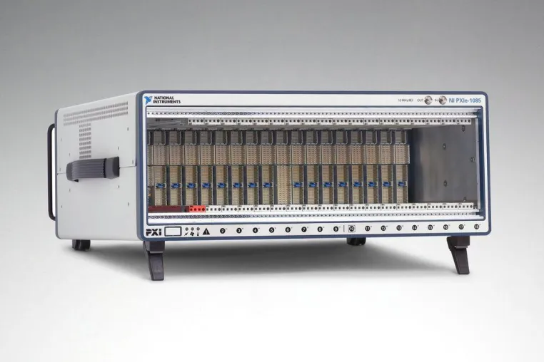 Bild: Branchenweit erstes PXI-Express-Chassis mit 18 Hybridsteckplätzen und x8-Verbindungen