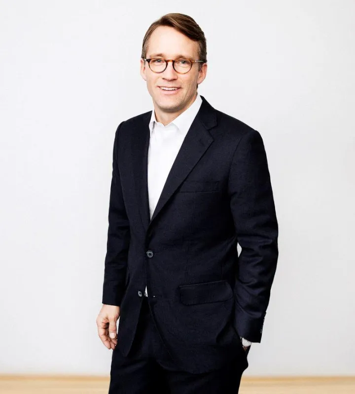 Aenova Group CEO Jan Kengelbach stellt die neue Organisationsstruktur des Unternehmens vor.