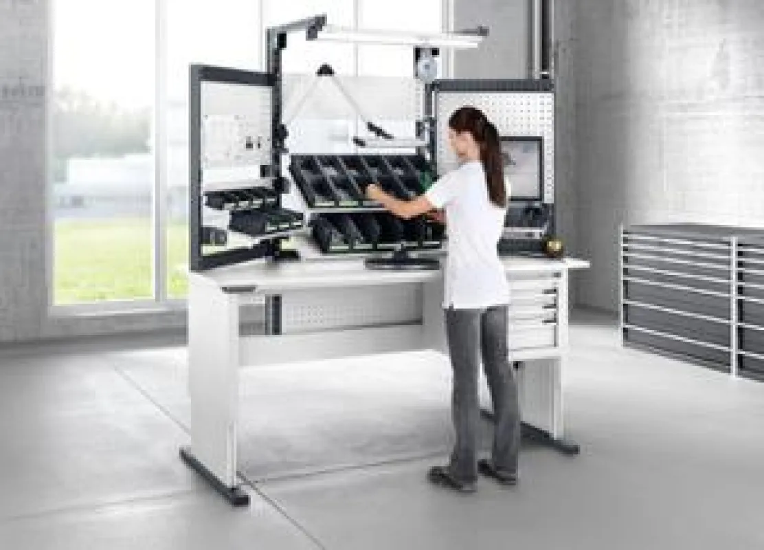 avero Einzelarbeitsplatz mit Beleuchtung und stufenlos verstellbaren Ablagen für ein ergonomisch gün