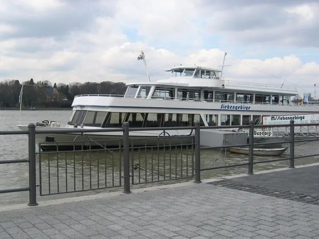 Bild: Individuelle Anpassung von Stadtmobiliar für eine dekorative Gestaltung der Uferpromenade Niederdollendorf
