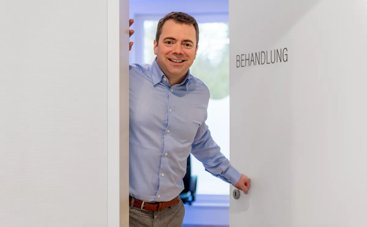 Spezialist für Augenlaser-Behandlungen: PD Dr. med. Christian Ahlers, Facharzt für Augenheilkunde. (© Bild: Smarteye)