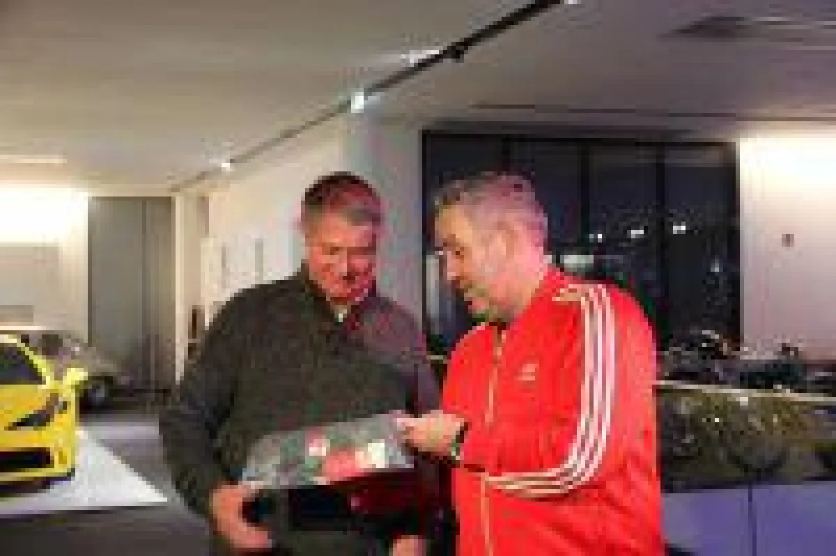 Ralf Schmitz überreicht Joschi Haunsperger das perfekte Laptopbusiness