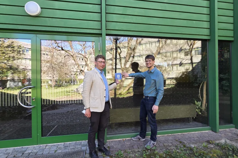Bild: Landesbund für Vogel- und Naturschutz zeichnet die Universität Augsburg für ihr Engagement im Vogelschutz aus