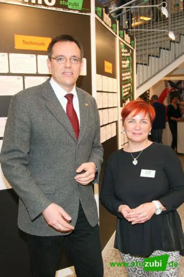 Veranstalterin Marschall (rechts) mit Stadtdirektor Reichert (links).