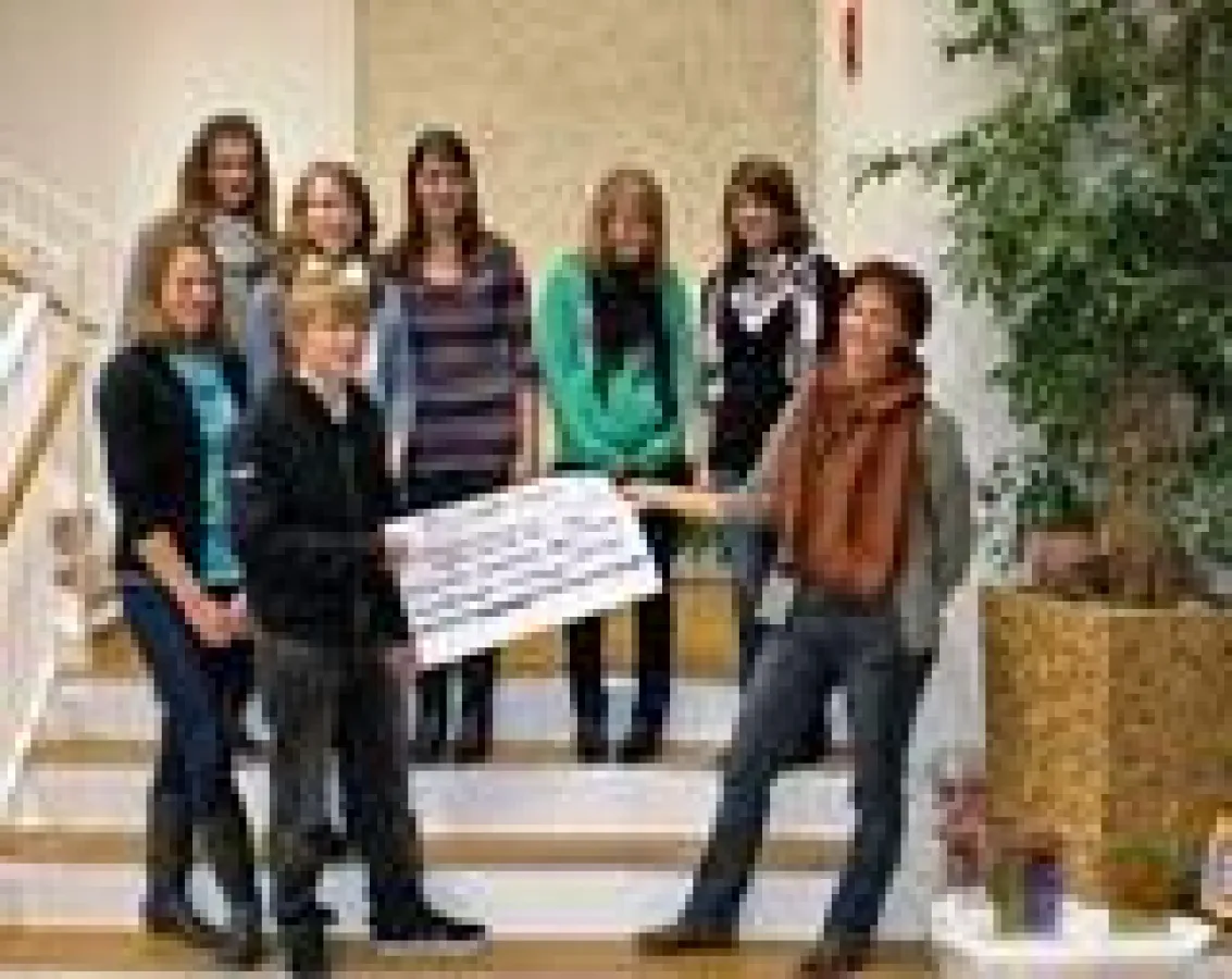 Kunsttherapeutin Sabine Hartmann (re.) bei der Scheckübergabe mit einer Delegation der Klasse 9c der Realschule Gerstetten.