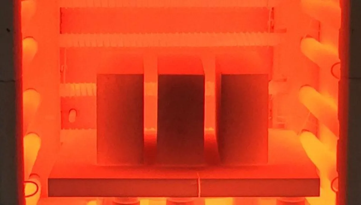 Bei Temperaturen von mehr als 1000 Grad untersuchen die Gießener Wissenschaftler feuerfeste Keramiken. ()