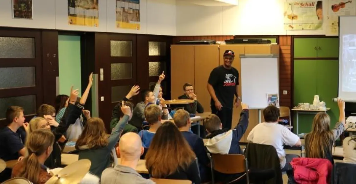 Schulprojekt mit Martin Rietsch alias 2schneidig: Der Künstler engagiert sich vielfältig