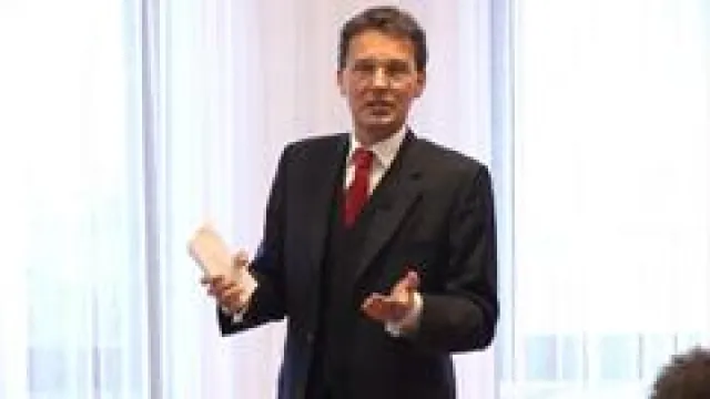 Bild: Überleben oder wachsen? - Die Handelsvertretung hat die Wahl. Dr. Quelle hielt Vortrag an der IHK zu Lübeck