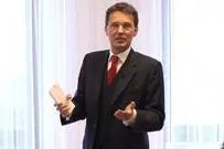 Bild: Überleben oder wachsen? - Die Handelsvertretung hat die Wahl. Dr. Quelle hielt Vortrag an der IHK zu Lübeck