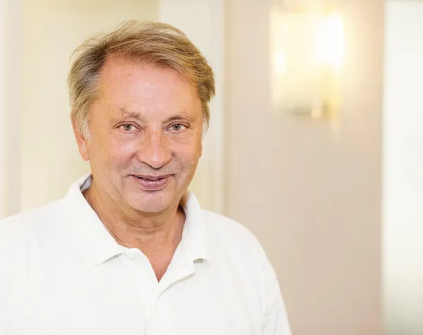 Bild: Dr. Martin Tigges - Implantate ein Leben lang?