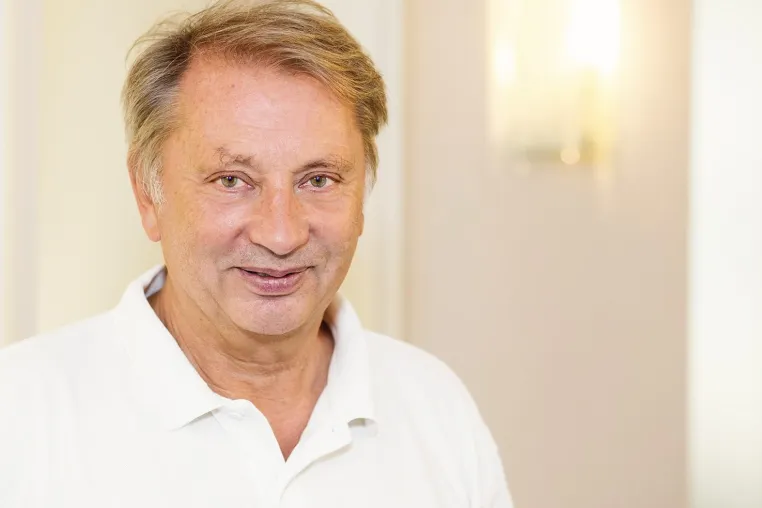 Bild: Dr. Martin Tigges - Implantate ein Leben lang?