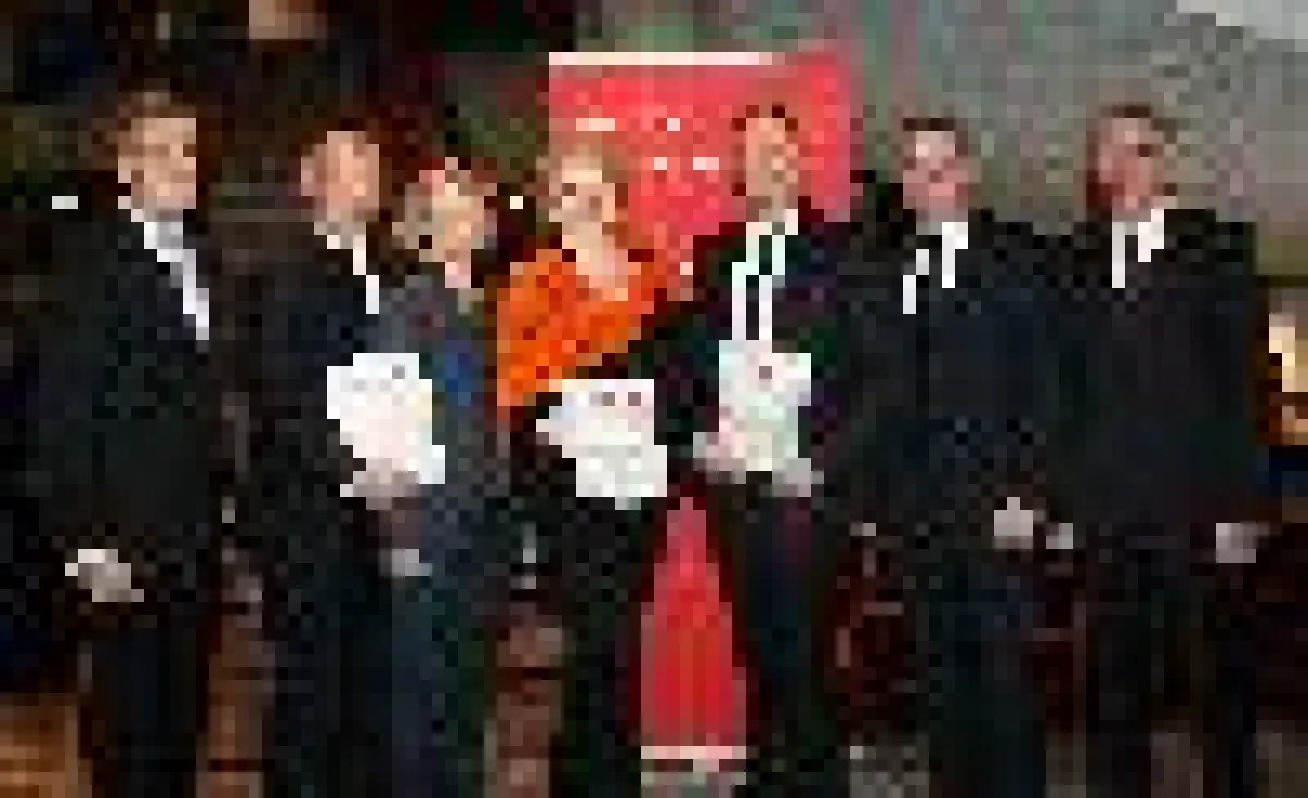 Die Gewinner des Gründerpreises Esslingen-Nürtingen mit Vertretern der Kreissparkasse